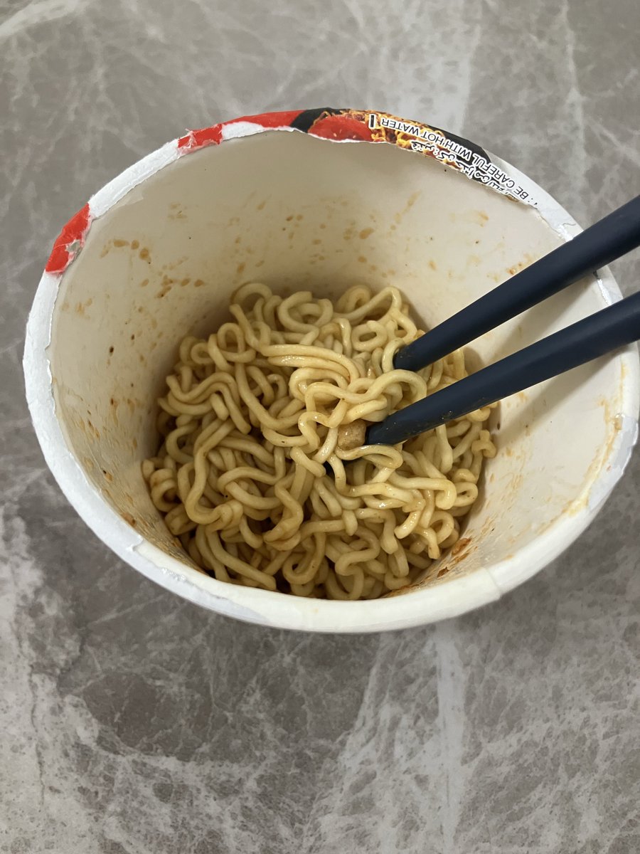 現地のカップ焼きそば(？)は美味しいのかな…と思って食べてみました！フォーク入ってる！

フタ開けづらいしお湯切るとこもないし調味料も全部繋がってて使いづらい…

しかし味は思ったより美味しくて悔しい。僕の好みな感じのスパイシーな味付けだった！！