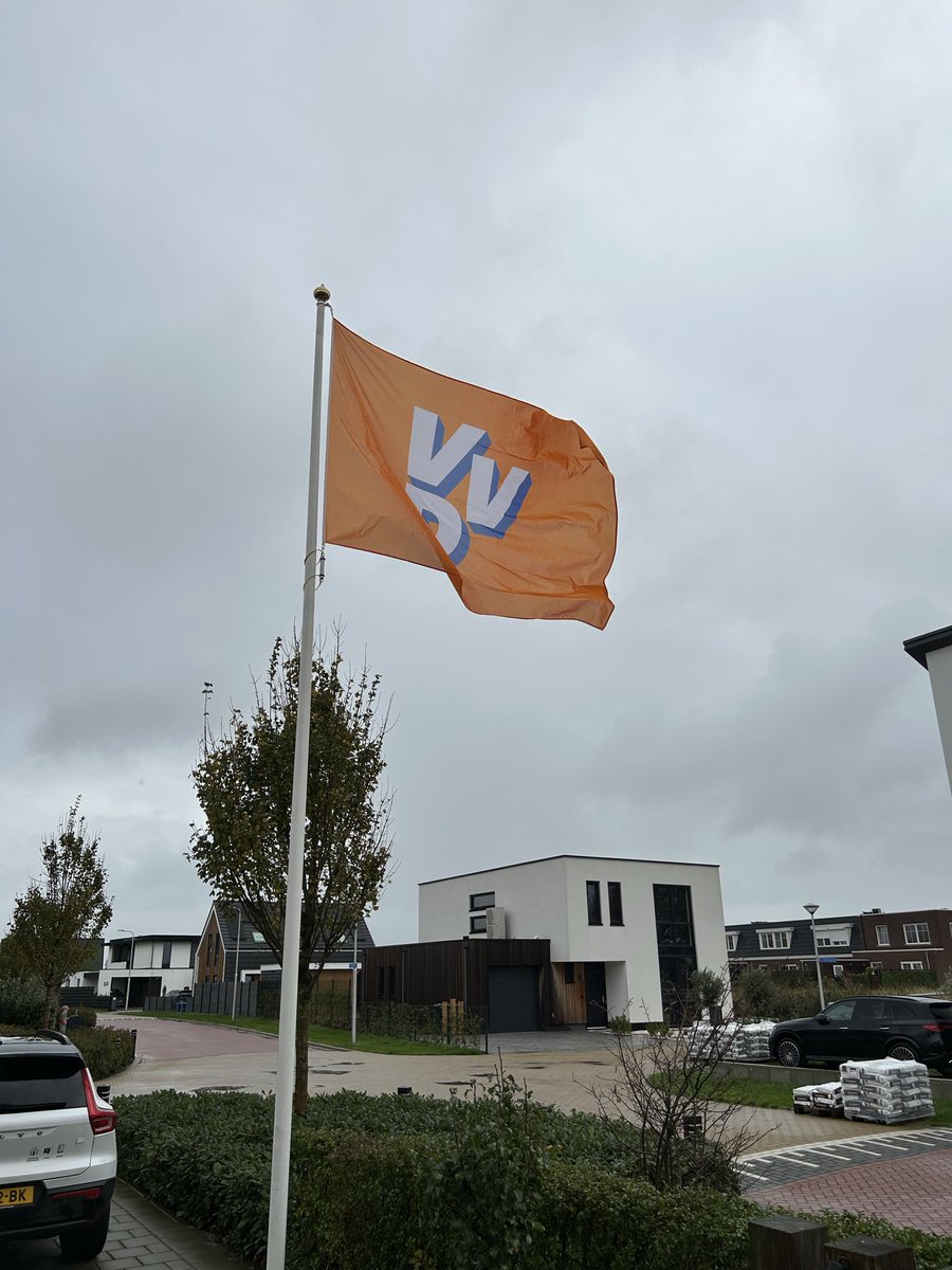De storm is gaan liggen, de vlag is gaan wapperen.
Woensdag zijn we de grootste💪💪🔝
#VVD #TK2025