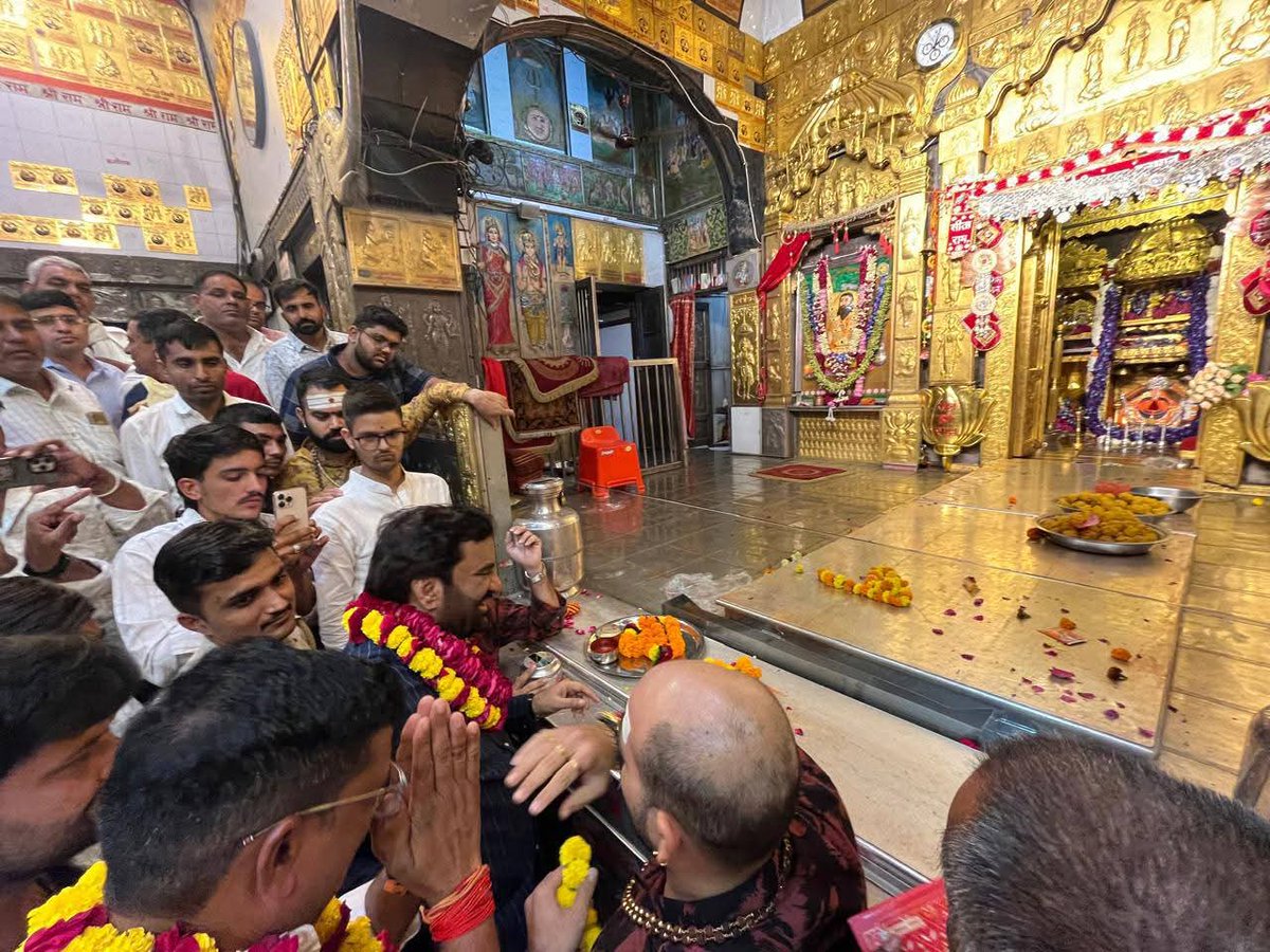 Jatt_Singham's tweet photo. आज सालासर बालाजी के मंदिर में दर्शन लाभ लेकर आशीर्वाद लिया |
बालाजी क�� कृपा सभी पर बनी रहे |
#जय_श्री_बालाजी @hanumanbeniwal https://t.co/cZRBuo8CjA