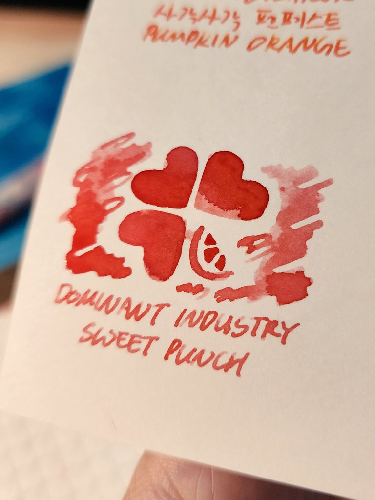 도미넌트 인더스트리 오프라인 한정
Sweet Punch 
고민하다가 요것도 집어왔는데 도미넌트 메이플보다 주황기가 빠지고 물빠진 빨강??언젠가 잉크 라이브러리에 가게 되면 또 사도록 하겠어요...👍