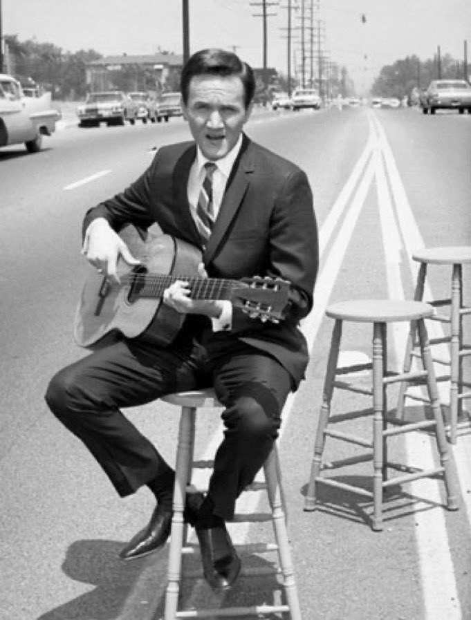 espofootball's tweet photo. Oct25,1992 #RogerMiller (Roger Dean Miller born Jan2,1936) RIP dies at 56 from lung cancer. Singer, guitarist, TV star 1964 Country #1, US #7 Dang Me, 1965 Country & UK #1, US #4 King Of The Road, +26 Country, 10 US and 4 UK Top40s winning 11 Grammy Awards https://t.co/KQDiopM59O
