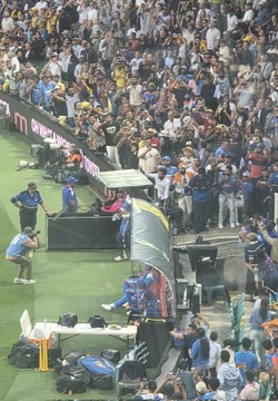 itx_umarrr's tweet image. Sydney cricket ground on its feet for King Kohli  Loudest cheer on that single  #ViratKohli𓃵