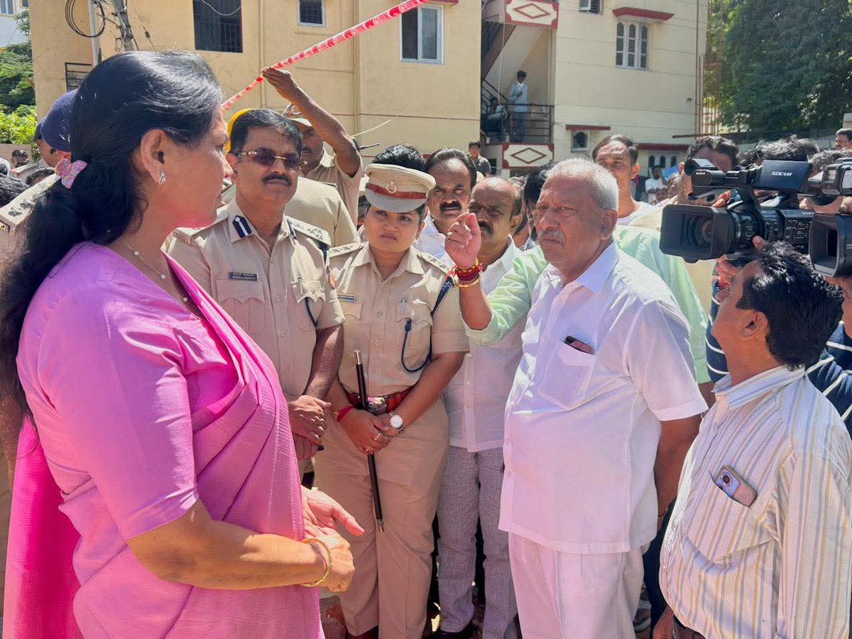 ShobhaBJP's tweet photo. ಕೆ. ಆರ್. ಪುರಂದಲ್ಲಿ ಶುಕ್ರವಾರದಂದು ಸಂಭವಿಸಿದ್ದ ಸಿಲಿಂಡರ್ ಸ್ಫೋಟ ದುರಂತದ ಸ್ಥಳಕ್ಕೆ ಇಂದು ಭೇಟಿ ನೀಡಿ, ಸ್ಥಳದ ಪರಿಶೀಲನೆ ನಡೆಸಲಾಯಿತು.
Visited K. R. Puram today to inspect the site of Friday’s tragic cylinder explosion.
#SKInConstituency https://t.co/Z59wm8UZbW