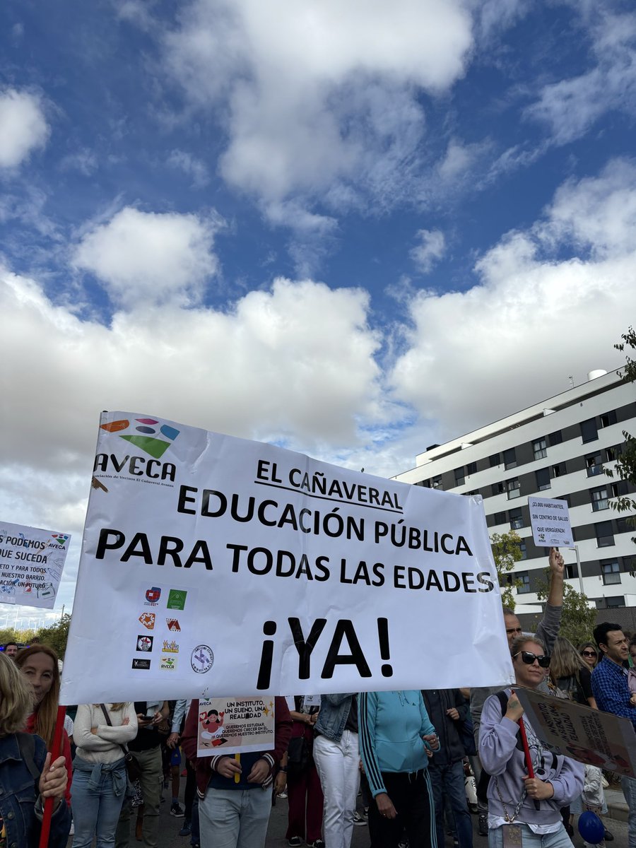 PSOEVicalvaro's tweet photo. Además, hemos acompañado a las vecinas y vecinos de El Cañaveral para reclamar los servicios y dotaciones que el barrio necesita. https://t.co/qFZ293A0UM