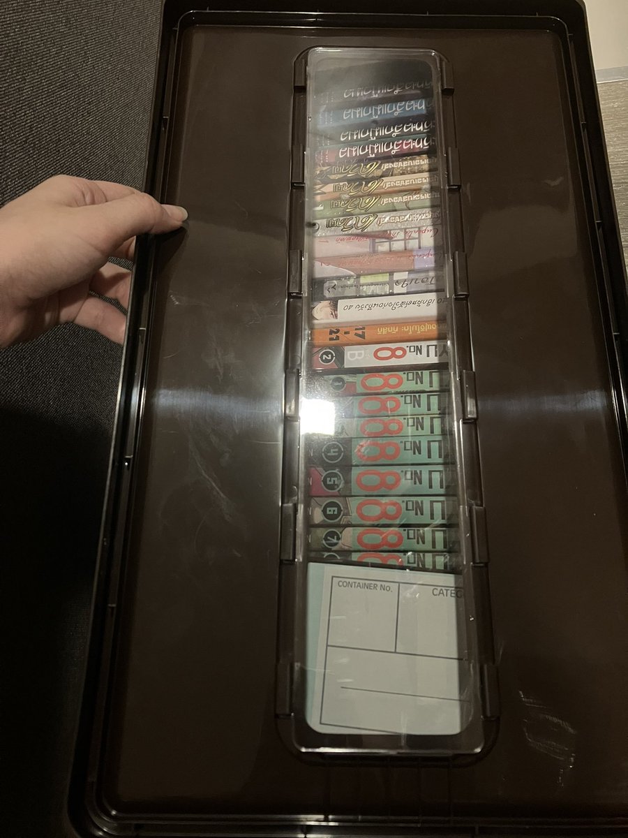 คือตอนแรกกังวลว่ามันจะมีฝุ่นเข้า แต่พอเห็นว่ามีแผ่นพลาสติกก็เลยสั่งไปแล้ว 2 กล่อง มาทดลองเก็บมังงะแบบมินิมอลกันทุกคน 55555555555