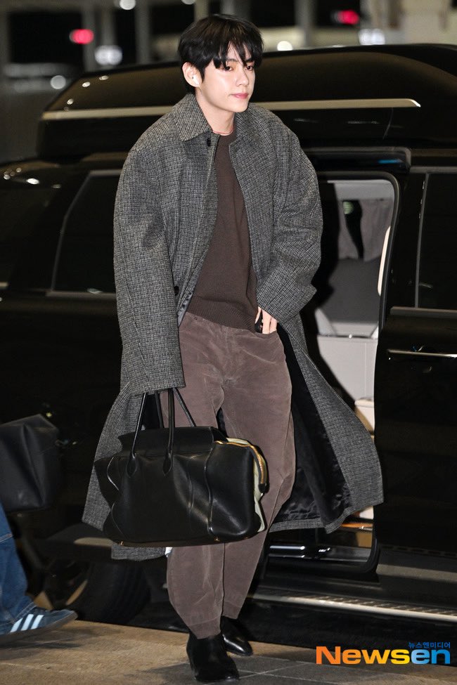 [INFO] Taehyung at ICN airport today flying to LA for Vogue World