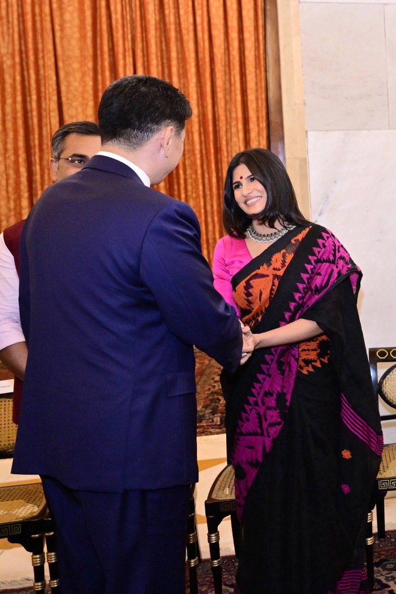 राष्ट्रपति भवन में मंगोलिया के राष्ट्रपति श्री Khurelsukh Ukhnaa के सम्मान में आयोजित भोज में रुबिका मैम सम्मिलित हुई थी.!!

बस गलती एक हो गई कि त्रि पाल ओढ़ कर नहीं गई 🤣🤣

कोई है जो मैम को इसका ज्ञान दे सके 🤣 🤣