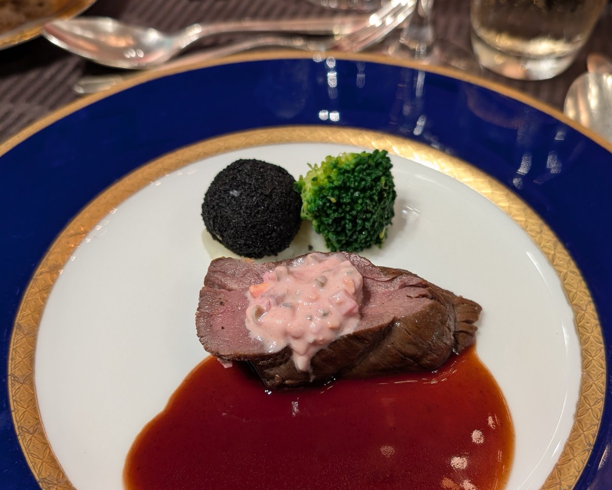 料理長「グッドラックモードで仕上げた国産牛フィレ肉のロースト」
私「なんて？」
実食
私「これは確かにグッドラックモードで仕上げてますわグッドラックモードの味がするわ」
#HappyBBJday2025