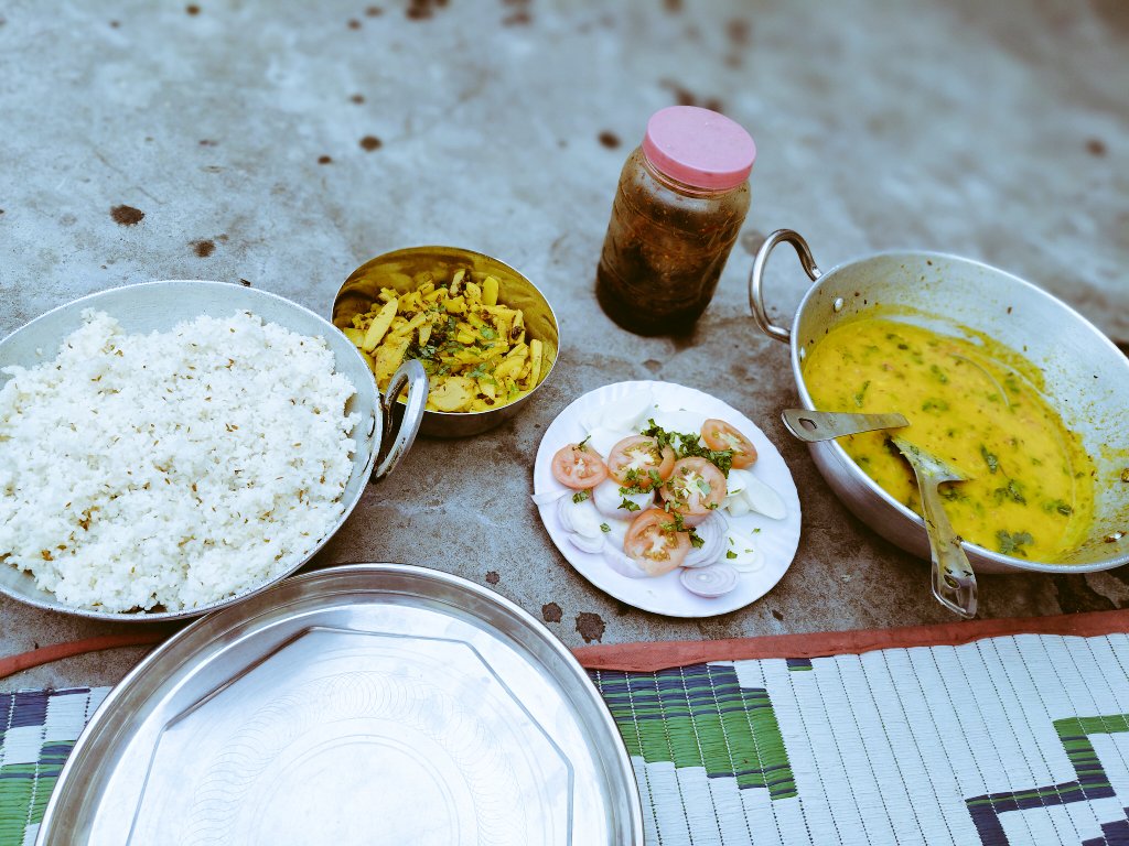 ajay4up's tweet image. दोपहर का स्वादिष्ट भोजन! गरमा-गरम चावल, दाल, आलू की सब्जी, अचार और ताजा सलाद। घर का खाना ही बेस्ट है!  #HomeCooked #DesiFood #Yummy