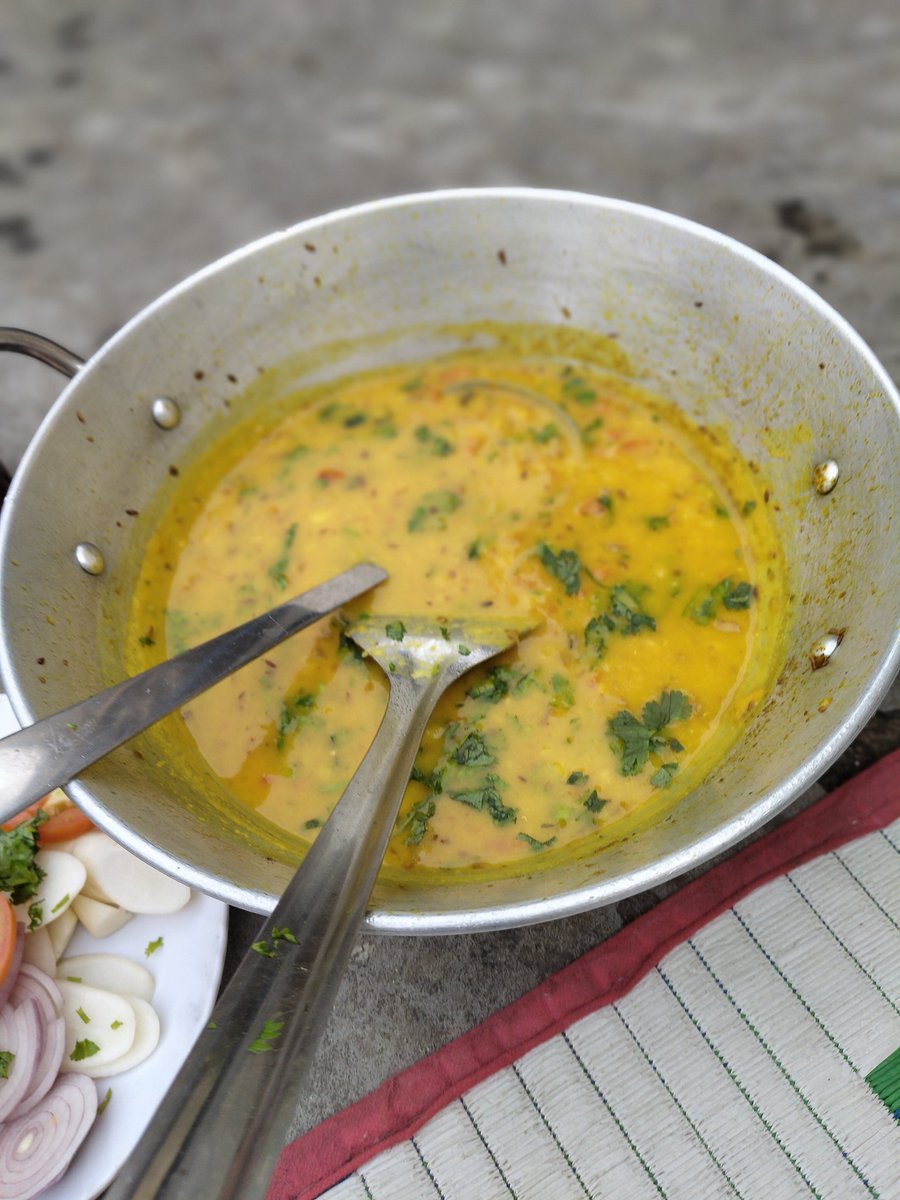 ajay4up's tweet image. दोपहर का स्वादिष्ट भोजन! गरमा-गरम चावल, दाल, आलू की सब्जी, अचार और ताजा सलाद। घर का खाना ही बेस्ट है!  #HomeCooked #DesiFood #Yummy