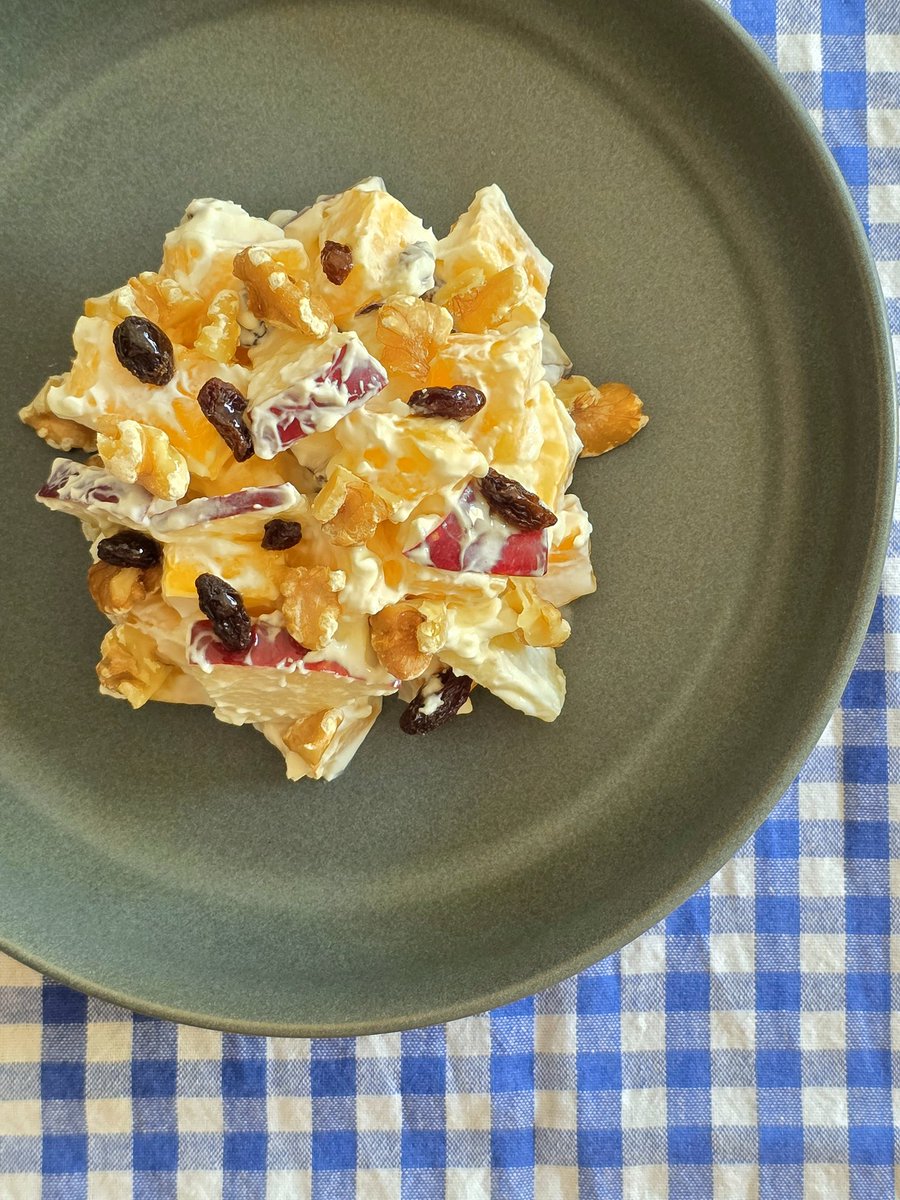 柿とリンゴ、レーズンのクリームチーズあえ
つくりました。

ワインとあわせようかな🍷