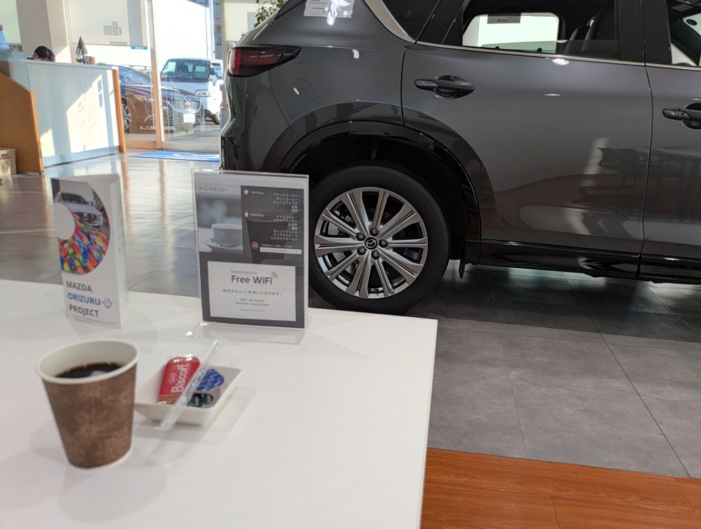 honkider32's tweet image. 誰か車詳しい人教えて😂
どうしてディーラーでこのビスケットがよく出てくるのか😂
SUBARUでもマツダでもBMWでも、このBiscoffってビスケットだった😂
そんなにメジャーなお菓子でもないのに、なぜそんなにディーラーで選ばれてるんだ😂
#SUBARU
#マツダ
#BMW