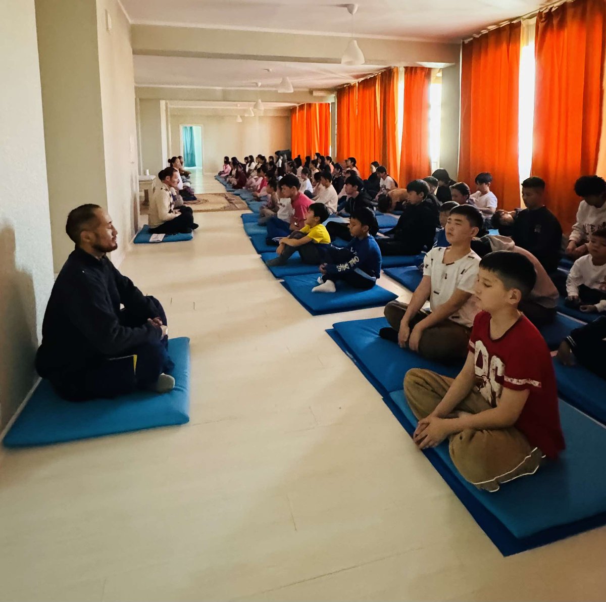 Өнөөдөр БЗД дэхь төвд явагдаж буй хүүхдийн бясалгалд Эрэгтэй 28, Эмэгтэй 41 Нийт 69 хүүхэд хамрагдаж багаасаа стрeсс хямралгүй амьдрах дорно дахины арга ухаанд суралцаж байна...
byasalgal.mn