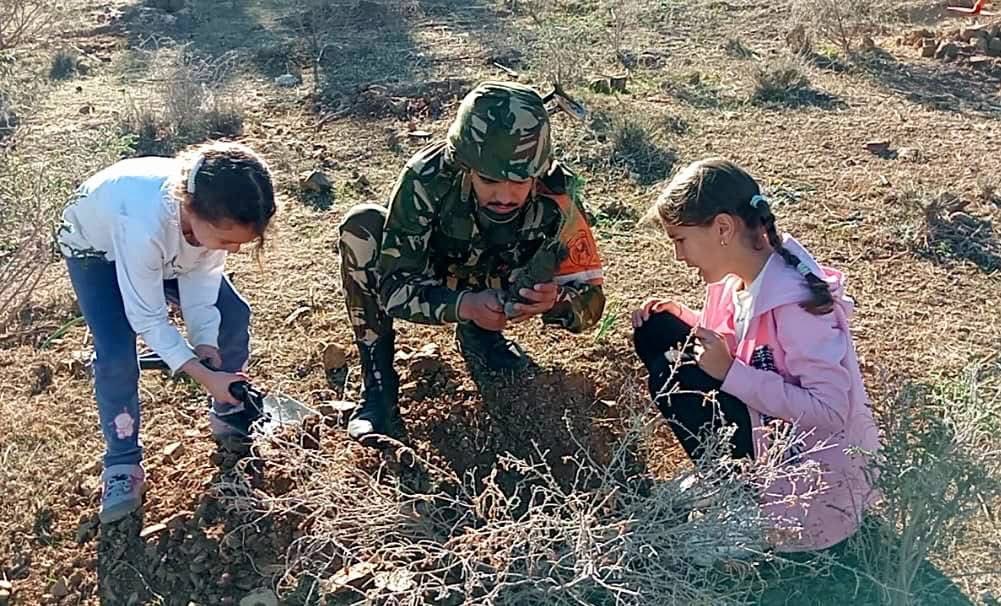 algatedz's tweet photo. Des centaines de milliers d'Algériens sont mobilisés aujourd'hui à travers le pays. Adultes, enfants, civils, militaires.
Objectif : Planter 1 million d'arbres 🌳🌲🌴, pour une #AlgérieVerte, pour l'avenir des générations futures.
#خضراء_بإذن_الله https://t.co/jeHbvgZvlS