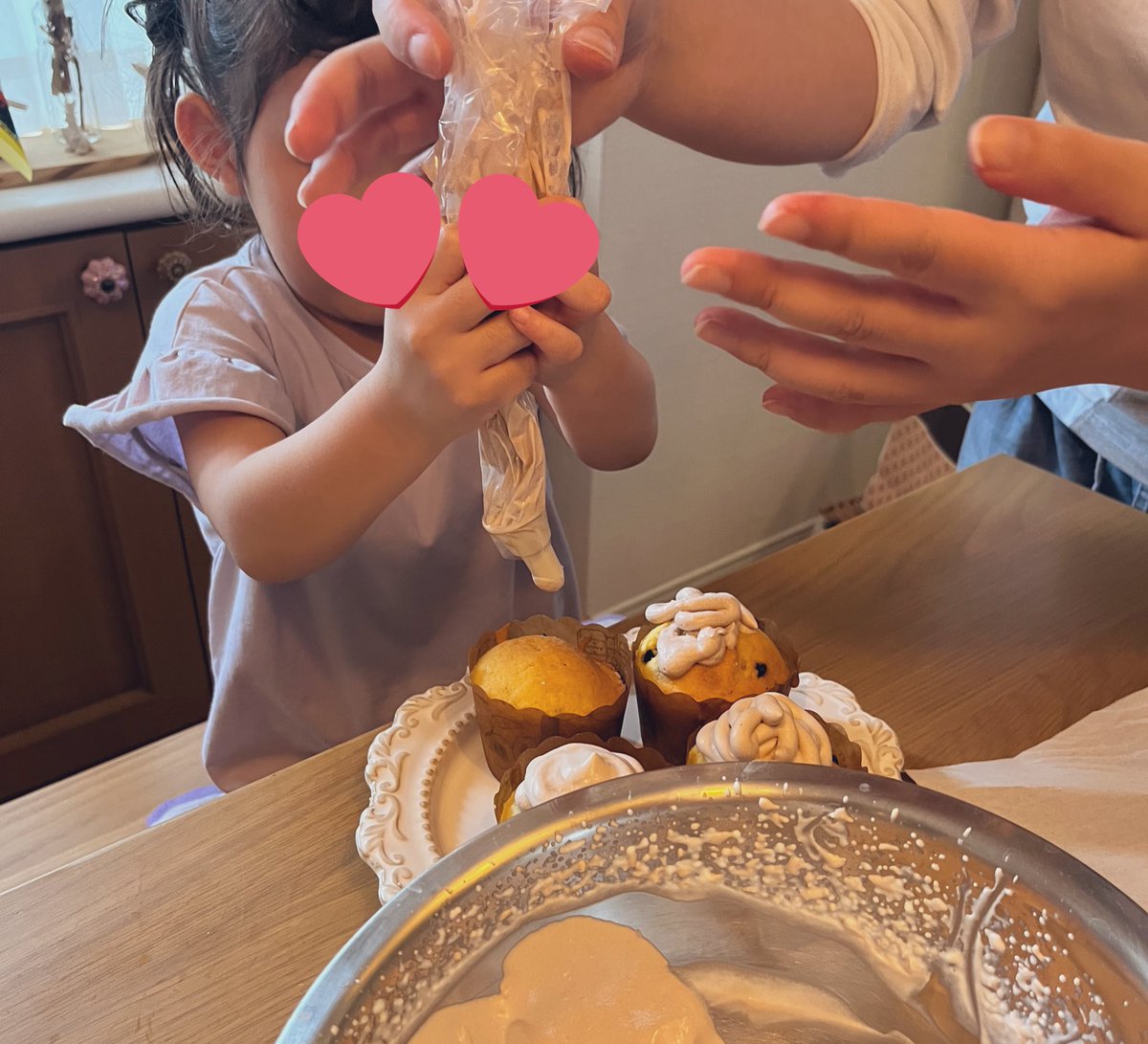 花と葉の浮き彫り陶器皿 花と葉の浮き彫り陶器皿 黒翡翠釉の深い緑に、花鳥の