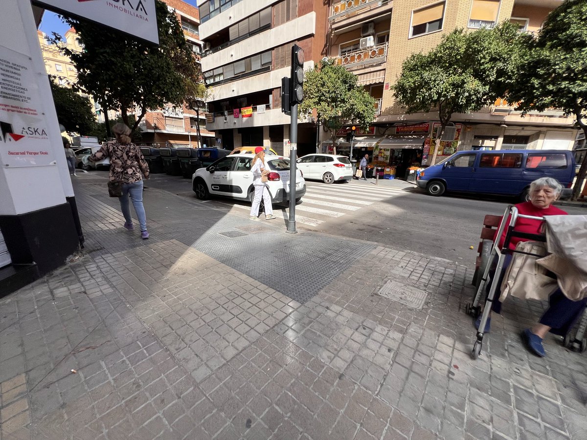 El obrador de Ricardo buena publicidad aparcar donde me dé la puta gana <a href="/AjuntamentVLC/">Ajuntament València</a> <a href="/policialocalvlc/">PoliciaLocalValència</a> lo del paso cebra no lo sabe