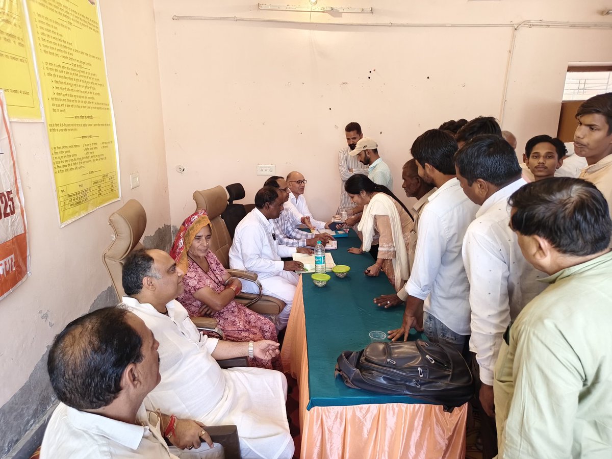 गत दिवस पंचायत मनफूलसिंहवाला में पंचायत समिति श्रीगंगानगर द्वारा चलाए जा रहे ग्रामीण सेवा शिविर 2025 में जिला प्रमुख श्री दुलाराम इंदलिया जी के साथ पहुंचकर ग्रामवासियों की समस्याएं सुनी और उनके समाधान के लिए संबंधित अधिकारियों से चर्चा की।