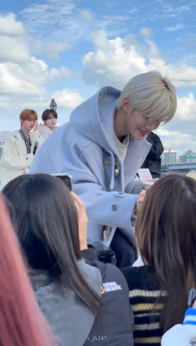 251024 투어스 뮤뱅 미팬

이렇게 달려와서 사이들 먹여주는 남자 호감 . . ♡

#TWS #투어스 #지훈 #JIHOON #ジフン