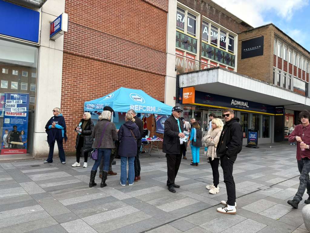 TimReform's tweet image. Great people at the #ReformActionDay here in Crawley!

Sign up today to be part of the movement for a better Britain 📷

reformparty.uk/join

#ReformUK #TakeBackControl #JoinReform