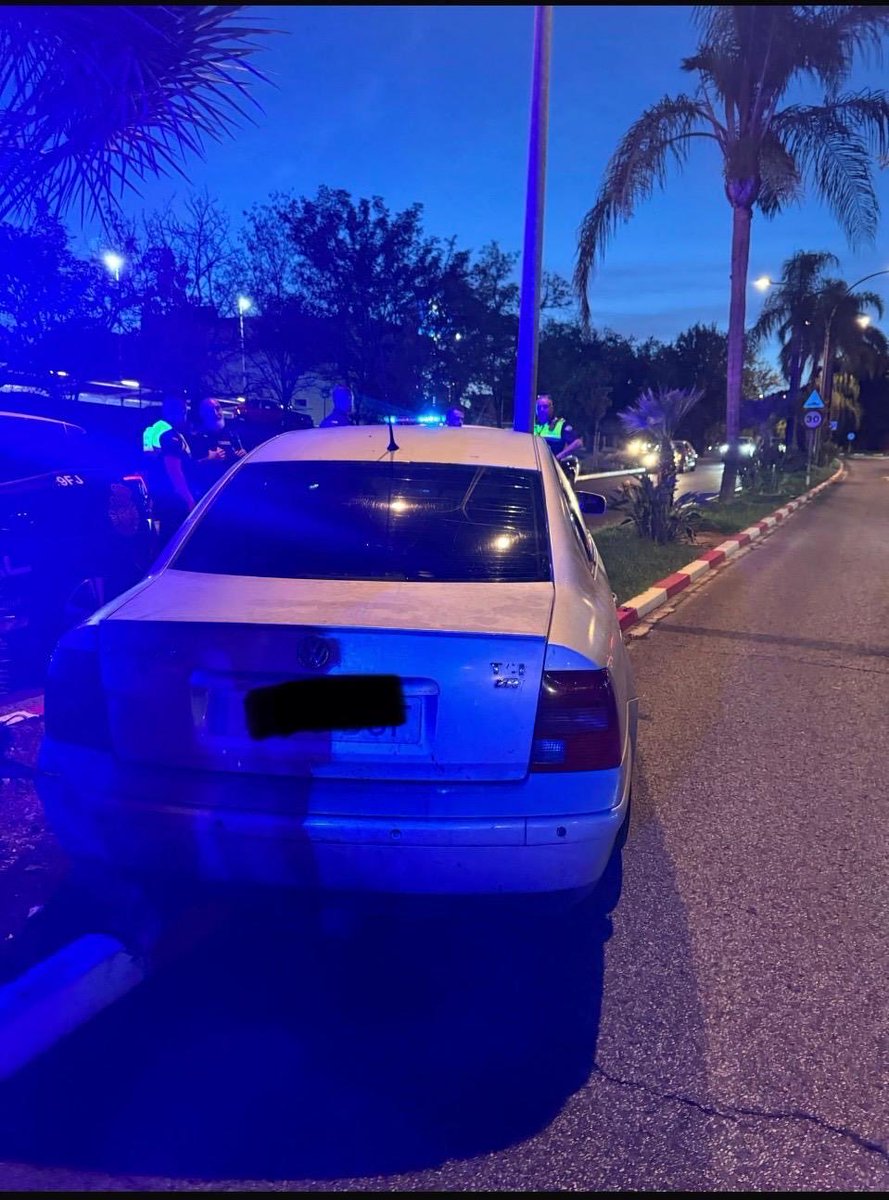 🚔 Durante una identificación rutinaria, un varón de 53 años huyó en un vehículo robado. Fue rápidamente interceptado por la Policía Local de Tomares y puesto a disposición judicial.