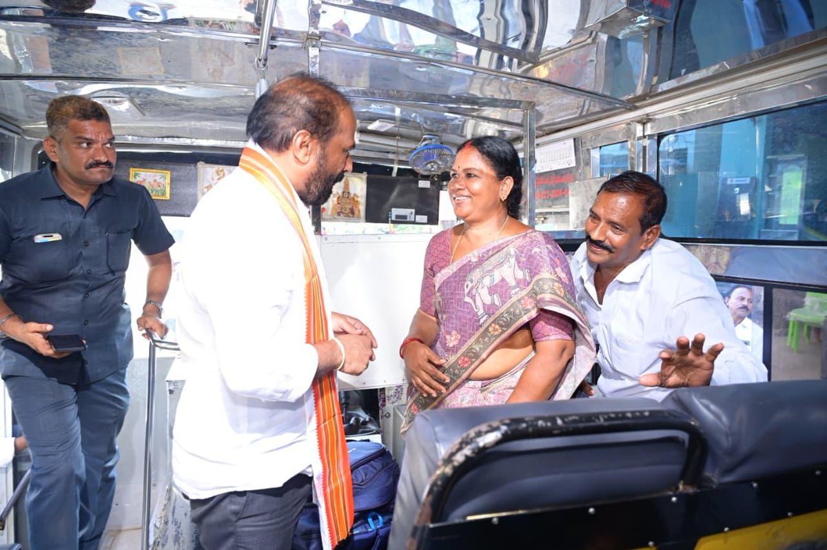 మా సంస్కృతి సేవా సంస్థ ఆధ్వర్యంలో ధర్మవరం ప్రాంతానికి చెందిన 26 మంది పేషెంట్లను మోకాలి శస్త్రచికిత్స కోసం ప్రత్యేక బస్సు ఏర్పాటు చేసి బెంగళూరులోని వైదేహి హాస్పిటల్‌కు పంపడం జరిగింది.

ధర్మవరం ప్రజలకు అవసరమైన వైద్య సహాయం ఉచితంగా అందించడంలో మా సంస్కృతి సేవా సంస్థ ఎల్లప్పుడూ