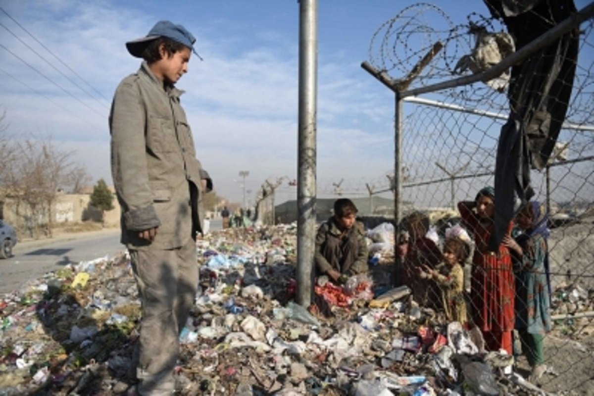 AEC_Afghanistan's tweet photo. #DidYouKnow

Approximately 85 percent of people in #Afghanistan live on less than $1 dollar a day.

That makes Afghanistan the poorest nation in Asia. 

📸 New Statesman https://t.co/etrLTvHbcq