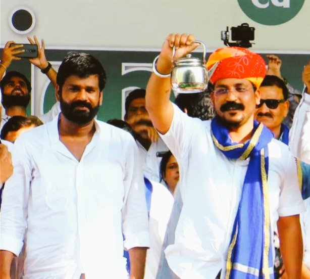 मेरा नेता, मेरा अभिमान

मेरा नेता केवल एक व्यक्ति नहीं, बल्कि एक विचार है।
वह न्याय का प्रतीक, सच्चाई की आवाज़ और गरीबों की आशा है।
उसके कदमों में विश्वास है, और उसकी बोली में जनता के लिए प्यार।
वह हर चुनौती को स्वीकार करता है और हर अन्याय के खिलाफ खड़ा रहता है।

मेरा नेता केवल