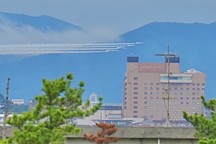 soracosorairo's tweet photo. エアフェスタ浜松2025予行
基地周辺での撮影は諦めて
浜松市民が見たら
浜松だとわかる景色とブルーインパルスを撮りたくなって移動🚗³₃
間近の迫力ある写真はガチ勢さんのを拝見させていただくとして、
せっかく浜松でブルーインパルスが見れるチャーンス♬.*ﾟ
浜松の街と撮りたい♬.*ﾟ
途中雨も降ってきたり
イメージしていた写真には程遠いけど
ワクワクしながらの撮影♬.*ﾟ
バズーカ手持ちで重くてなかな���難しかったけど、楽しかったです♬.*ﾟ

明日は本番✈️𓈒𓂂𓏸
雨の予報だけど、飛べる天候だといいですね(*´꒳`*)
私は仕事…
合間にチラ見できたらいいな(*´艸`)

#エアフェスタ浜松2025
#α7CII 
#アクトシティ浜松
#グランドホテル浜松
#浜松プレスタワー
#一条タワー

SIGMA150-600mmF5-6.3DG DN