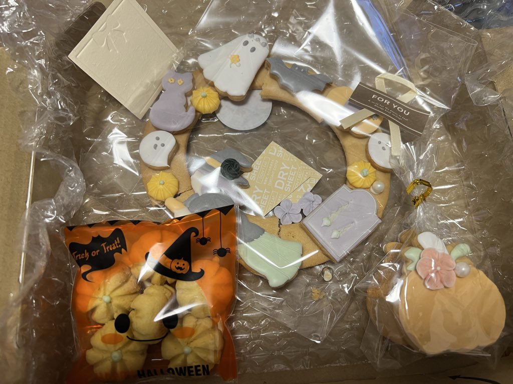 ももぴのさんから届きましたー！！
幸運にも初抽選で当たり、びっくり(*º ﾛ º *)!!

梱包もめっちゃ丁寧で、何より実物は輝くほど綺麗✨♡
割れてましたけど、むしろ食べやすくなったと前向きに受け取りました🎁

ちょっと早いけど、ℋ𝒶𝓅𝓅𝓎𝕙𝕒𝕝𝕝𝕠𝕨𝕖𝕖𝕟🎃
ぴのーずのみなさまにも幸あれ✨