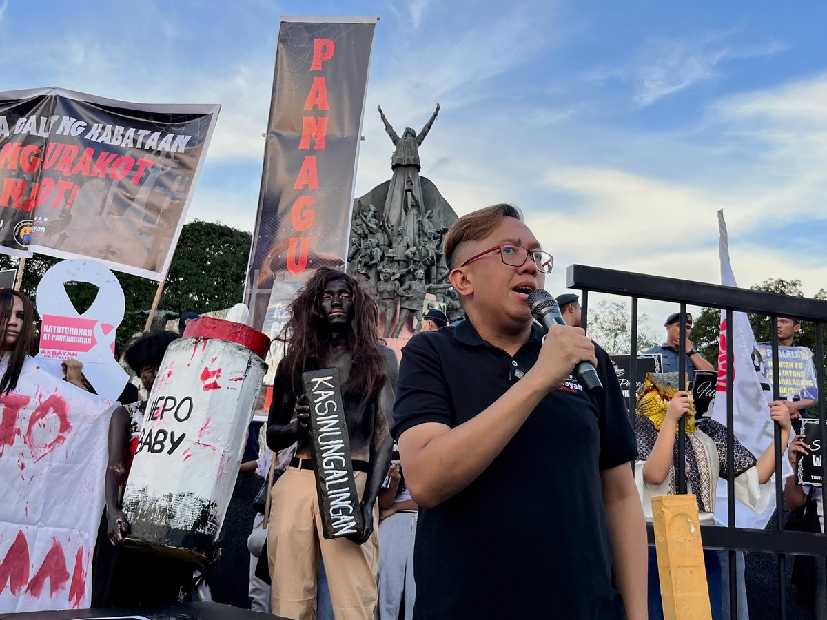 AkbayanParty's tweet photo. 𝗧𝗔𝗞𝗨𝗧𝗜𝗡 𝗔𝗡𝗚 𝗠𝗚𝗔 𝗞𝗨𝗥𝗔𝗞𝗢𝗧’—𝗬𝗼𝘂𝘁𝗵 𝗔𝗴𝗮𝗶𝗻𝘀𝘁 𝗞𝘂𝗿𝗮𝗸𝗼𝘁 𝗹𝗲𝗮𝗱𝘀  𝗛𝗮𝗹𝗹𝗼𝘄𝗲𝗲𝗻 𝗣𝗿𝗼𝘁𝗲𝘀𝘁 𝗮𝘁 𝗣𝗲𝗼𝗽𝗹𝗲 𝗣𝗼𝘄𝗲𝗿 𝗠𝗼𝗻𝘂𝗺𝗲𝗻𝘁

Youth Against Kurakot led the Halloween protest today at the People Power Monument, joined by hundreds of young Filipinos dressed in Halloween costumes to condemn the rampant corruption in the Philippines and to call upon the government to “exorcise” the monsters of corruption within it. Akbayan Rep. Chel Diokno and Rep. Perci Cendaña also joined the Halloween protest.

Youth Against Kurakot Lead Convenor and Akbayan Youth Secretary General Khylla Meneses emphasized that this Halloween creative action is intended to expose the horrors of corruption: “Walang pinagkaiba ang mga kurap sa mga aswang sa kwentong bayan. Pareho silang nagtatago sa kadiliman, at naghihintay ng pagkakataon na mapagsamantalahan ang taumbayan.” 

Meneses, however, reminded that the Filipino people should be angry and not scared of the horrors of corruption: 

“The horrors of corruption should not scare us. Lalakas ang pwersa ng kadiliman kung maniniwala tayong wala tayong laban. Ipakita natin sa kanila na tayo ang may kapangyarihan at di tayo titigil hanggat hindi naipapakulong ang lahat ng mga halimaw sa pamahalaan.” 

#AkbayanPartylist

Read more: https://t.co/J8siR1LUMj