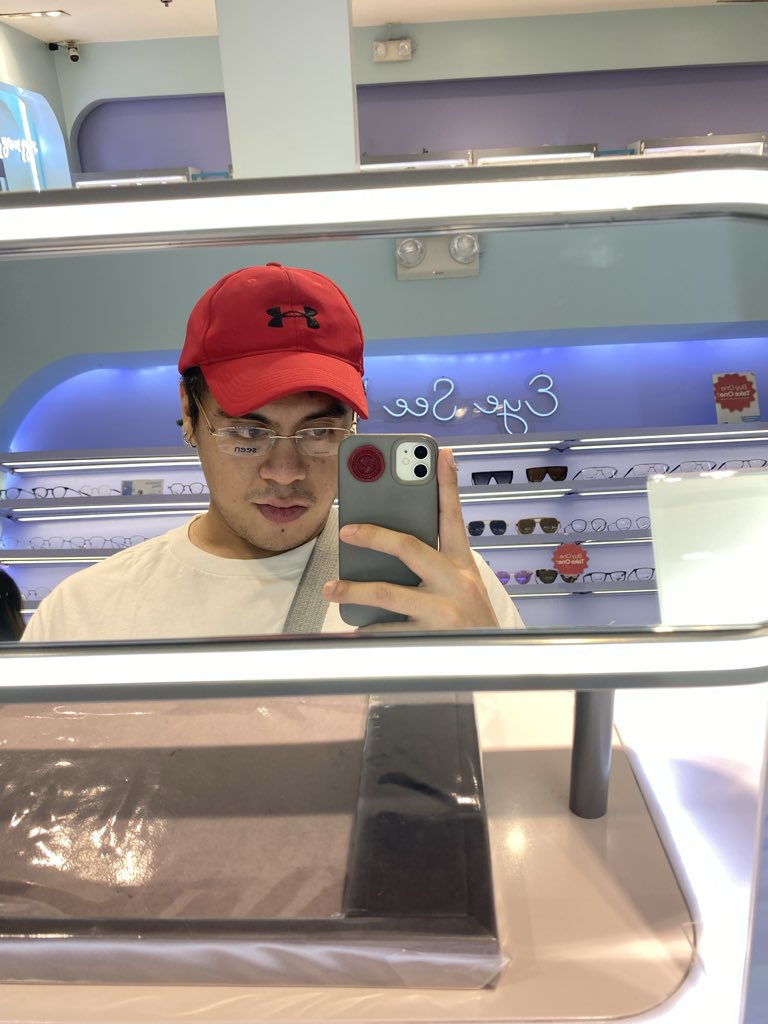 jaztinered's tweet photo. obsessed with rimless eyeglasses https://t.co/6apcymfifp