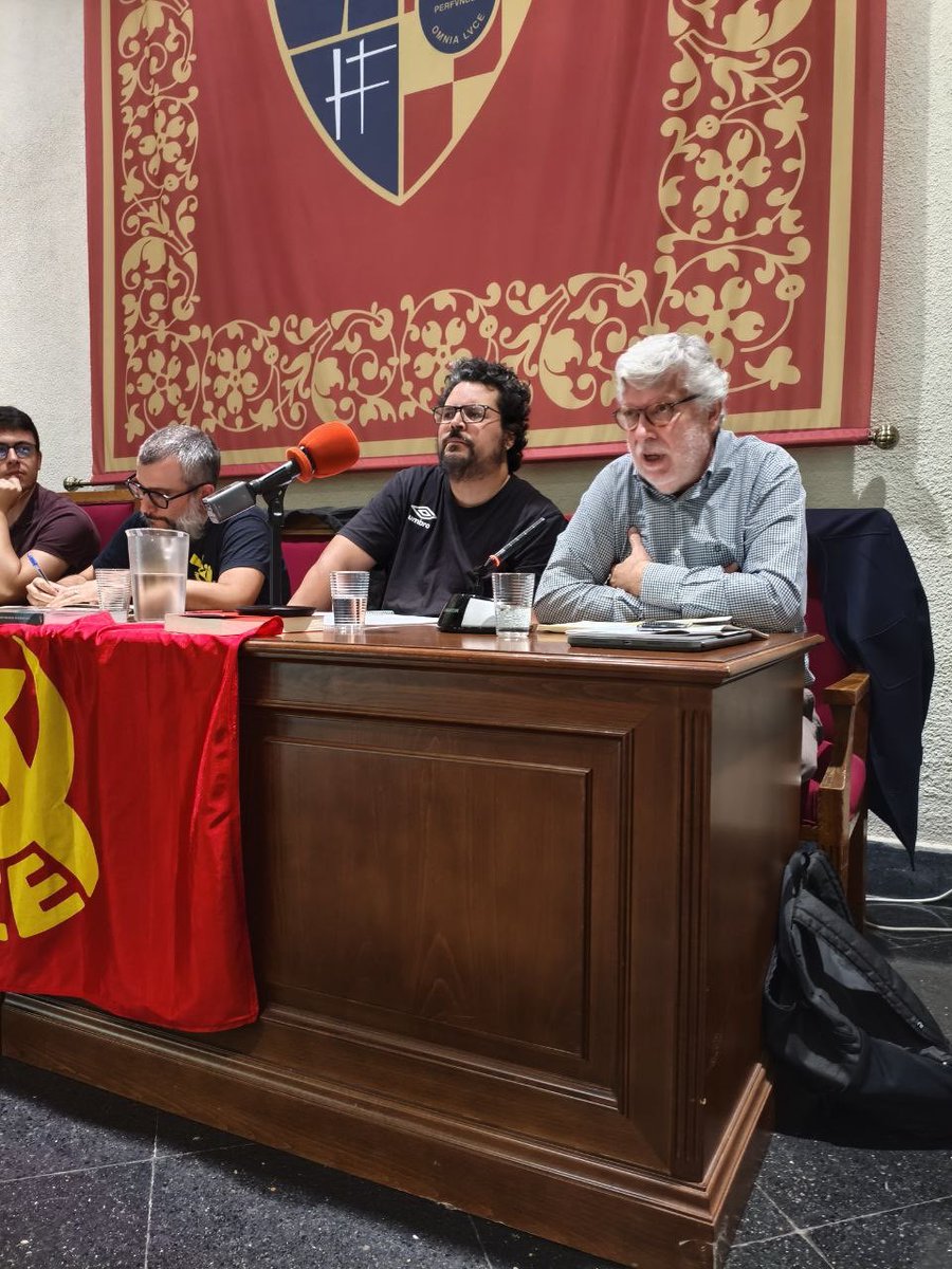 <a href="/jsarrionan/">José Sarrión Andaluz</a> <a href="/elpce/">Partido Comunista de España</a> <a href="/FIMarx/">FIM</a> Seguimos con una ponencia sobre la coyuntura reaccionaria y los límites de la institución 👇🏼

Agustín Santos, de <a href="/sumar/">Sumar</a>: "El Gobierno de coalición se encuentra en una situación de estancamiento que modifica la correlación de fuerzas, provocando el ascenso de la extrema derecha"