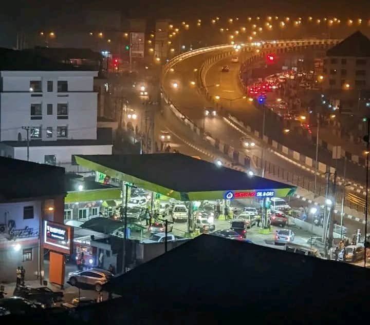 Restopark filling station. Saving lives of Port harcourt people ☺️☺️

Na so my gas finish one day by 11pm, I didn't even bother, because i know Restopark gat my back ☺️💪