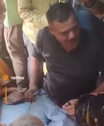 ShivrajXind's tweet image. नाम: कमल पाण्डेय 
कांड: भारतीय ट्रेन में नकली TTE बनकर यात्रियों को लूटना

जी हां झेलम एक्सप्रेस ट्रेन में कमल पांडेय नाम का शख्स यात्रियों को सीट दिलाने के नाम पर पैसे ठग रहा था !

कुछ लोगों को शक हुआ तो उन्होंने रेलवे पुलिस को सूचना दी! Rpf ने पूंछताछ की तो खुद को भारतीय सेना…