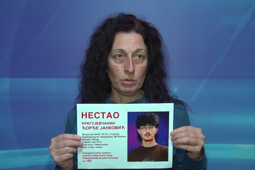 PrviPrviNaSkali's tweet image. 📣 Замолила је све људе који су га видели или имају било какву информацију о њему да се јаве МУП-у

АПЕЛ ТАТЈАНЕ ЈАНКОВИЋ, МАЈКЕ НЕСТАЛОГ ЂОРЂА ИЗ КРАГУЈЕВЦА (2006)

Рекла је и нешто сасвим лично

- Кад је био мали, нацртао је на папиру нешто и написао поруку мени. Ја чувам ту