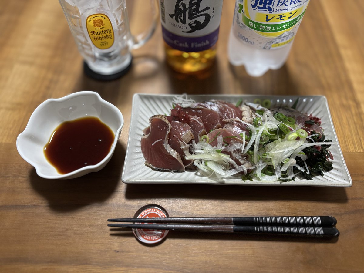 もー月末とゆー事で安定の貨物量爆発で太ももツりそーになりながら洗濯洗剤を配りまくっておりましたー。帰宅して見た目からモチモチのカツオを叩きをハイボールでシバいていきまーす。皆さん今週もド疲れ様でしたー！乾杯ザンス！
#バミューダ箸置き活用法