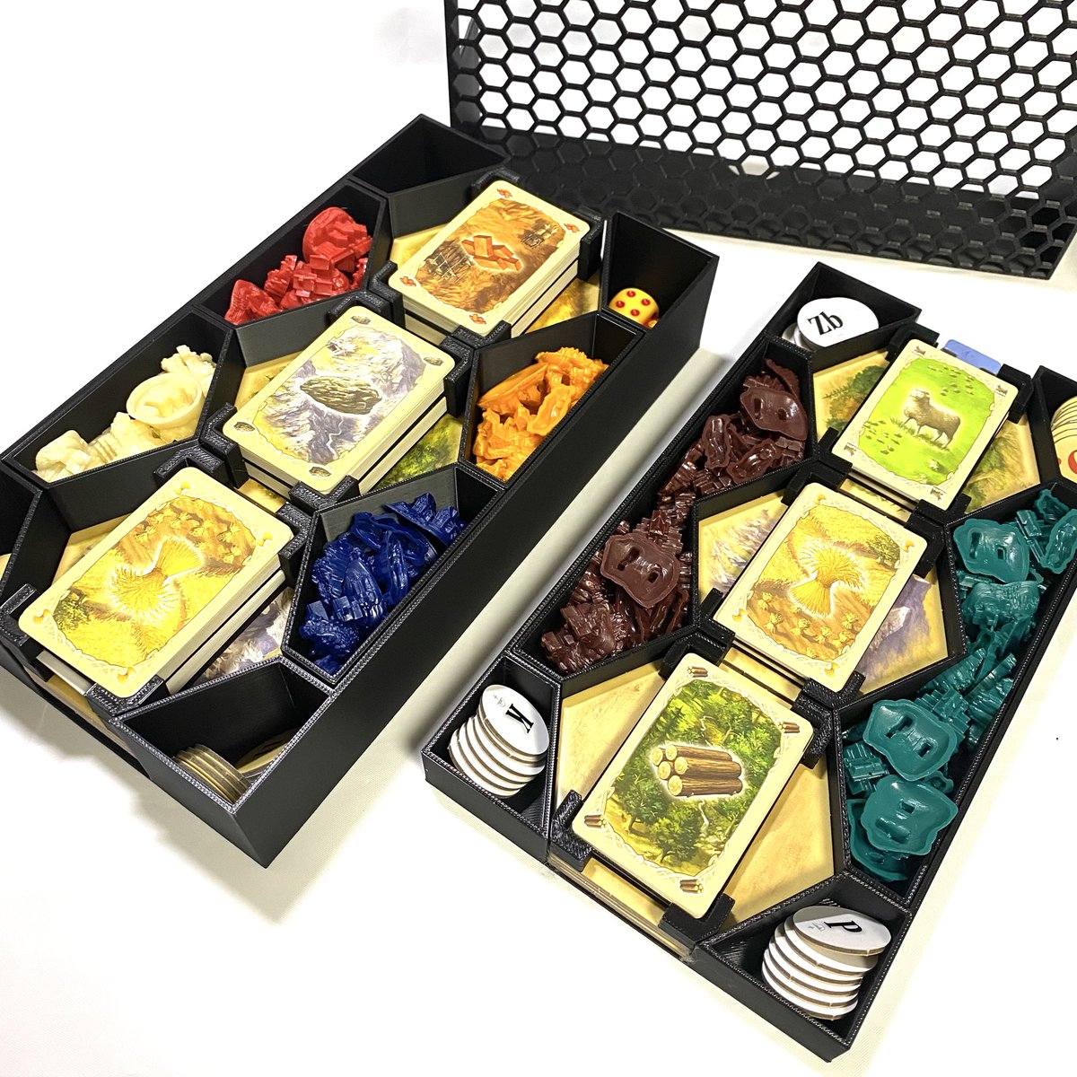 【🎉新商品案内🎉】

プレゼント企画にて沢山のご反響をいただきましたので、その勢いで商品化いたしました！

カタンのコンポーネントをまとめて収納できる圧縮収納ボックスです🎁

元の箱のサイズの半分以下で収納できるだけでなく、プレイ前後の手間を無くすことを考えたオリジナル設計。