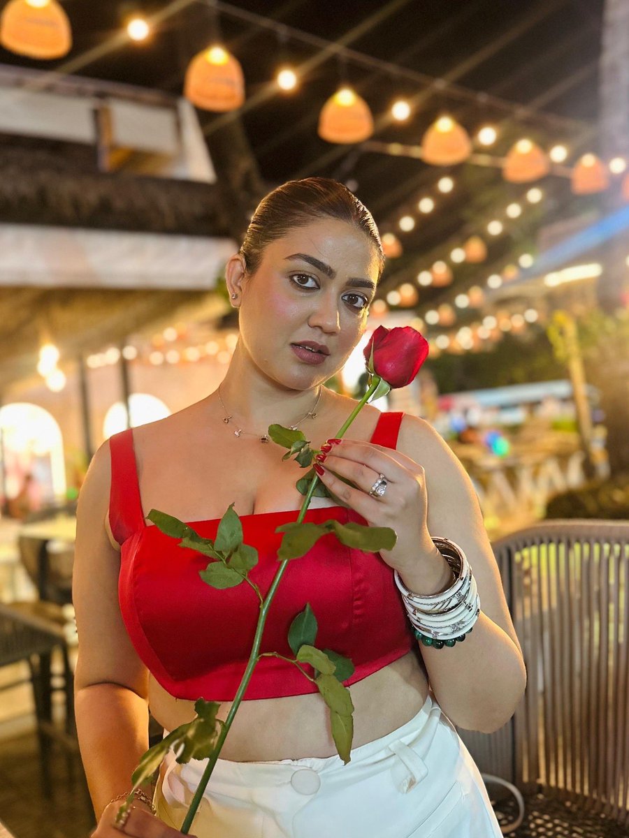 IamRaagini's tweet photo. Not everyone can hold a rose without bleeding.

#InstaPost #ExplorePage #ReelItFeelIt #InstaDaily #TrendingNow #ViralQuotes #InstaMood #ReelVibes #PostOfTheDay #raaginisutradhar https://t.co/x43HJHyGfd