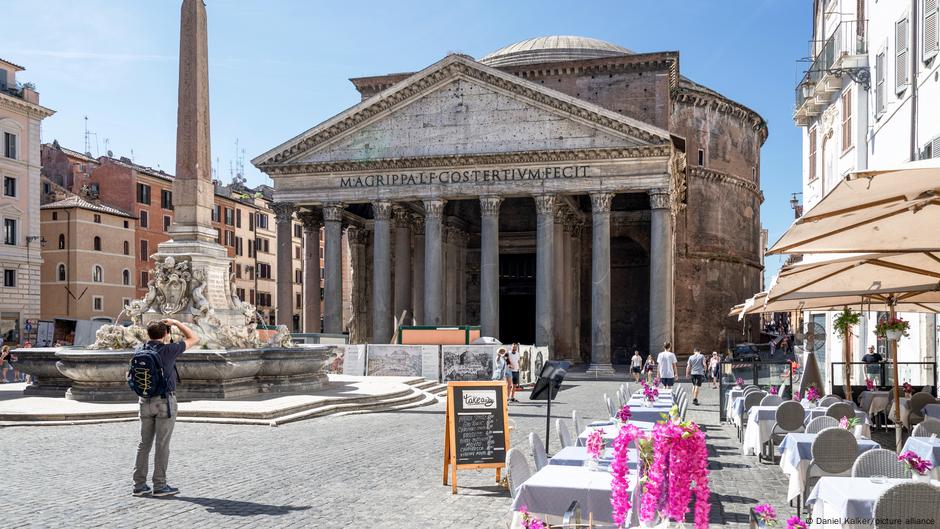 В Риме погиб турист после падения со стены Пантеона. Вероятно, он пытался сделать селфи. 70-летний турист из Японии сорвался со стены высотой около семи метров. К прибытию спасателей мужчина уже умер, отмечает римская полиция.

Спасателям пришлось взламывать входные ворота на