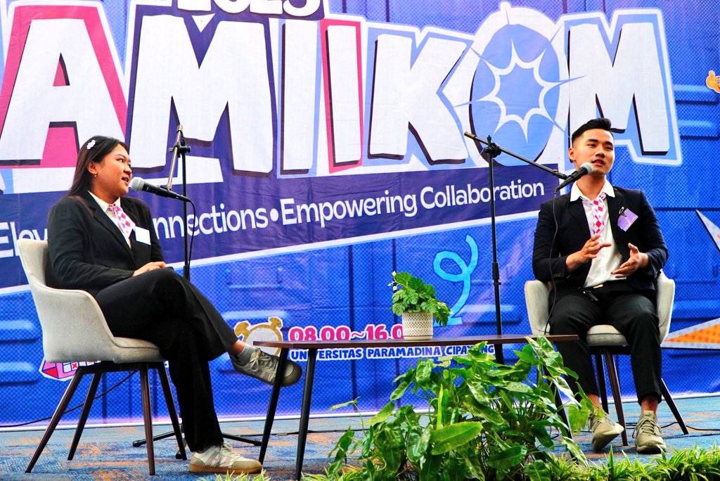 KOMIKParamadina's tweet photo. ROLEPLAY PODCAST 🎙️🎧
Learning by doing emang paling works deh! Bisa rasain experience jadi host, co-host, dan production team dalam podcast, lengkap dengan set perlengkapannya! Semuanya tampil all out with their own version di sesi roleplay ini ✨ https://t.co/tpy3PApHNZ