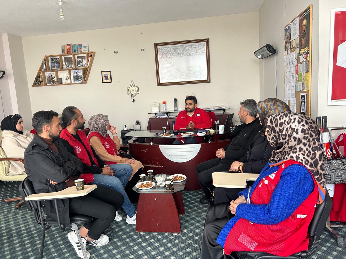 Kızılay Haftası münasebetiyle Edremit Gençlik Merkezi ekibi, şubemizi ziyaret etti. Genç gönüllülerimizin ilgisi ve enerjisi bizlere umut verdi. Ziyaretlerinden dolayı Edremit Gençlik Merkezi ailesine teşekkür ediyor, iş birliğimizin artarak devam etmesini diliyoruz.