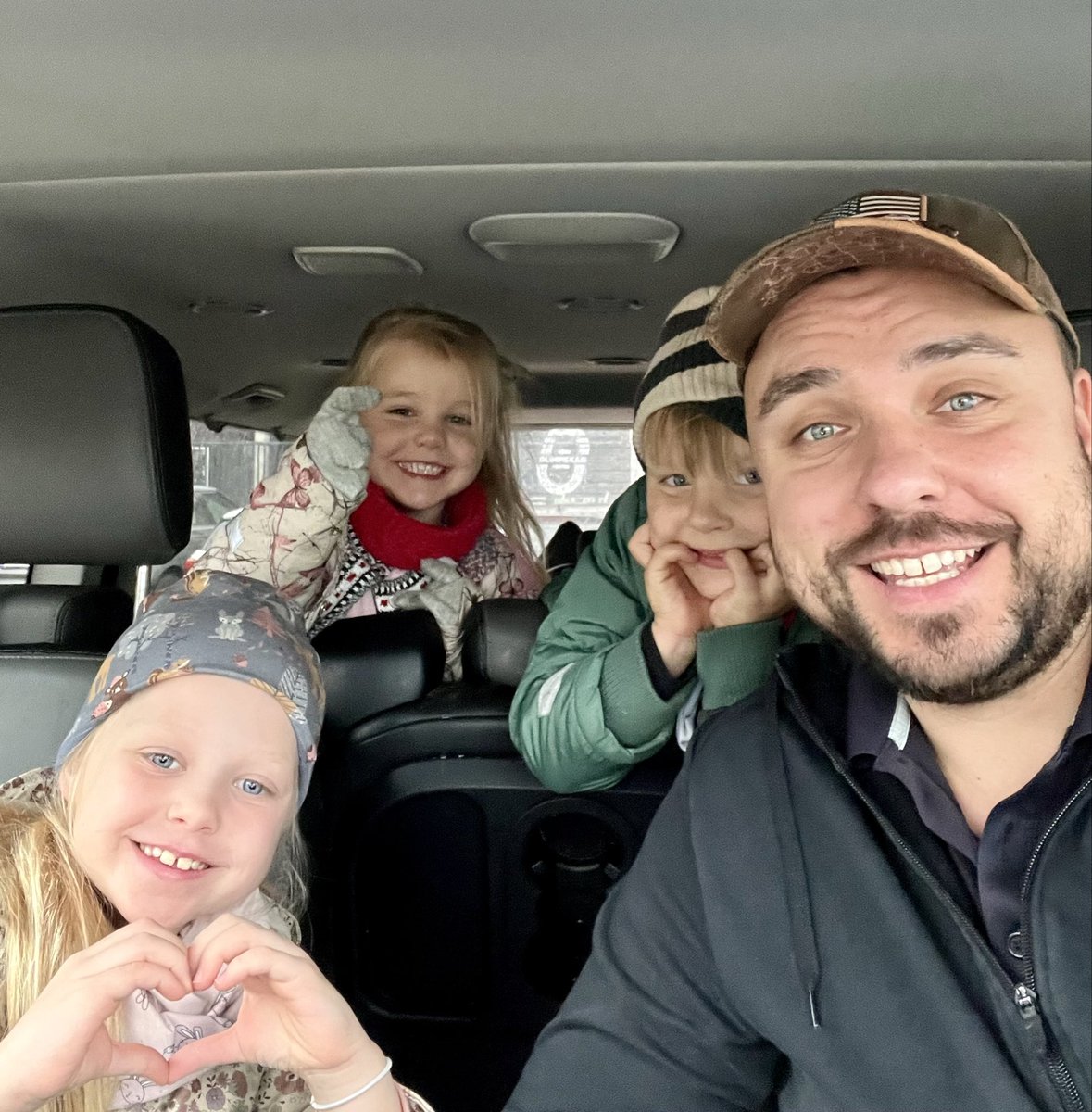 Brīvība nedrīkst būt atrauta no atbildības. Bērni ir dzīvības dāvana un prieka avots. Latvija, kurā vēlos, lai aug mani bērni – dzīvības un pārpilnības pilna. Manu identitāti nevar izšaubīt – esmu vīrs savai brīnišķīgajai sievai, tētis mūsu bērniem un cilvēks, kurš mīl Latviju.🇱🇻