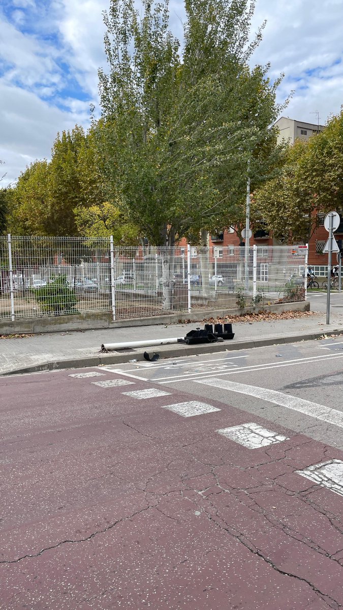 Bon dia, <a href="/sergisuarezm/">Sergi Suárez</a> <a href="/aramolleterc/">Ara Mollet ERC #SomAlternativa</a> 

🚦Semàfor a terra 

📍 Avinguda del Parc amb Avinguda Rívoli, just al costat de Escola Joan Abelló, barri de Can Borrell.

Podeu avisar a l'ajuntament amb urgència?

Gràcies