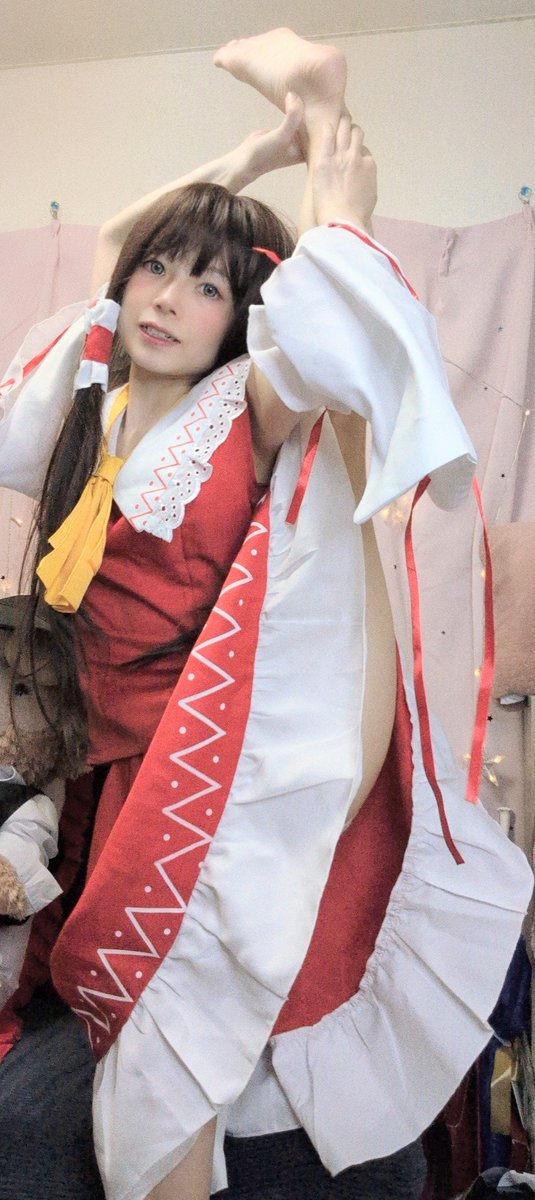 霊夢で愛の字バランス(*´˘`*)♥
(Iの字バランス)

いつもより下から
撮ったけど好き(* ᐕ)？

#コスプレイヤーさんと繋がりたい 
#土日はフォロワーさんが増えるらしい 
#軟体