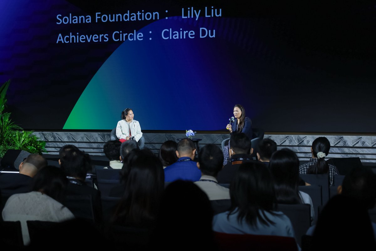 Solana Accelerate APAC 舞台布置，展示 Solana 品牌与 Accelerate 标志
