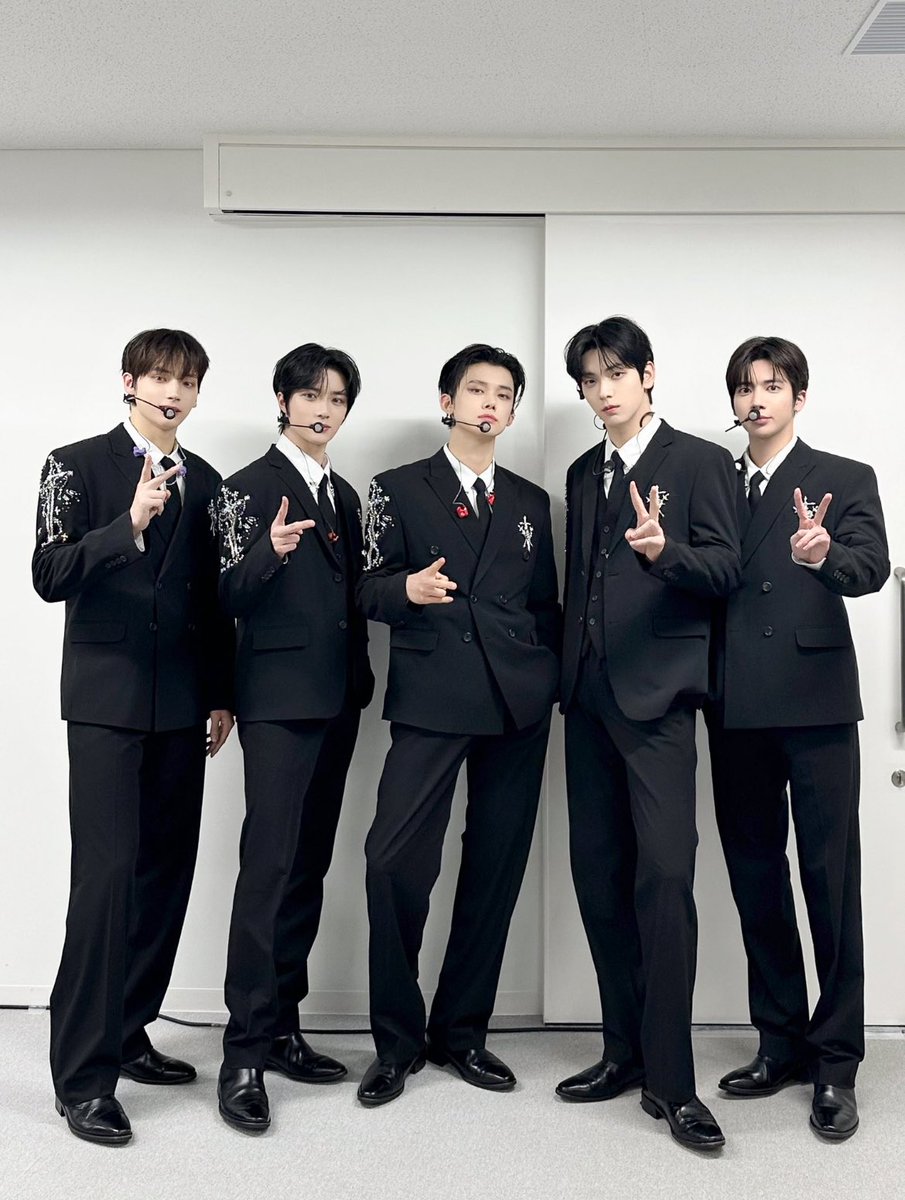 VRで実物大の彼らを目の前で見て改めて感じてしまったけど、5人とも本当に生きる宝石と言えるほど美しい🥲
それは多分綺麗な心が姿かたちに現れてるから

まるで美しくない自分だけれど、せめて心は綺麗でありたいな
なんて思った
#TOMORROW_X_TOGETHER