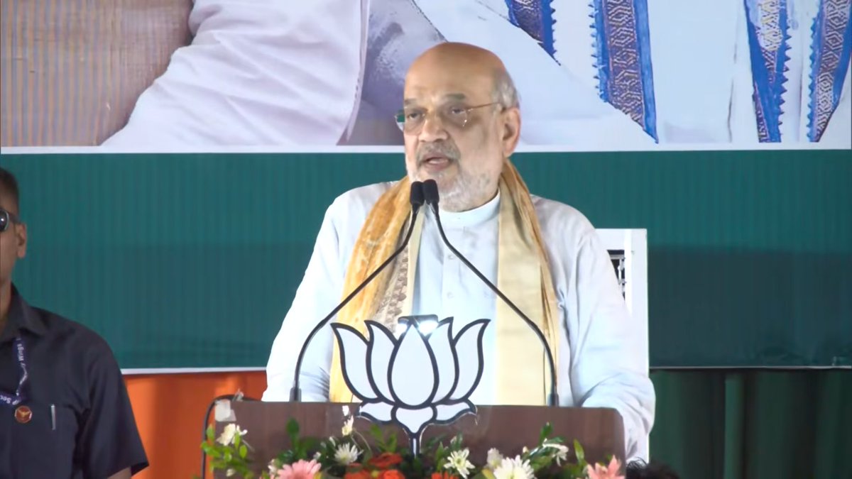 BJP4India's tweet image. लालू जी अपने बेटे को बिहार का मुख्यमंत्री बनाना चाहते हैं और सोनिया जी आने बेटे को देश का प्रधानमंत्री बनाना चाहती हैं।
जो परिवार की राजनीति करते हैं, वो अपने बेटे-बेटियों के लिए सरकार चलाते हैं।
वहीं, नरेन्द्र मोदी जी और नीतीश जी भारत और बिहार के गरीबों के लिए सरकार चलाते हैं।…