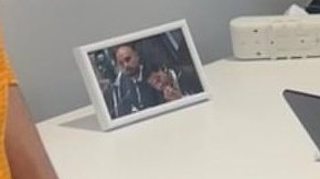 Sara'nın makam ziyaretinde yemek yediği anı çerçeveletip masaya koyma fikri kimden çıktı acaba kahkaha atıyorum