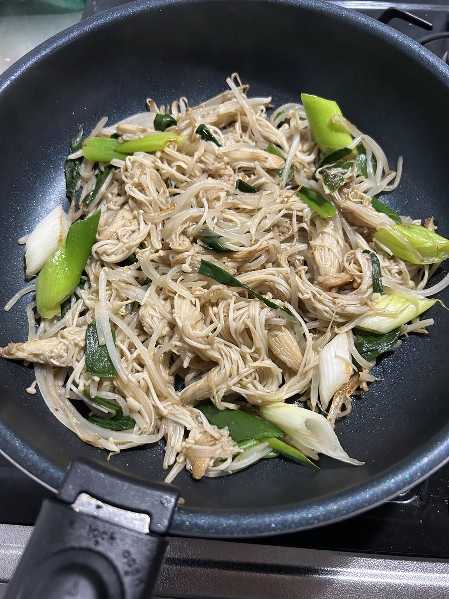 c0paNkiv2G59535's tweet image. 今日の晩ご飯は野菜だけ炒めとスミノフです
#健康的な食事