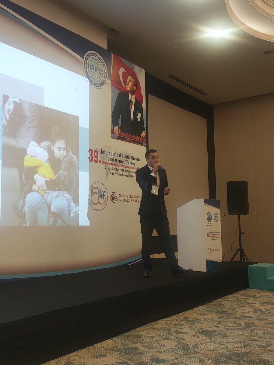 ridvan_onderr's tweet image. 39. Uluslararası Maliye Sempozyumuna katılarak @cegocen26 (Ceren Ece) hocamız ile hazırladığımız Geçici Koruma Statüsünde Vergi Adaleti Sorunsalı ve Kamu Maliyesine Etkileri başlıklı bildirimizi sunduk. #maliye #sempozyum #vergi #adalet
